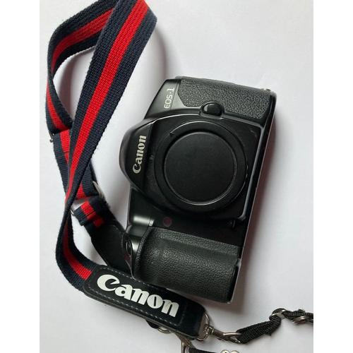 Canon EOS 1 argentique, avec sangle.