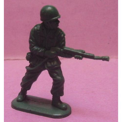 Figurine Soldat / Militaire - 2 Éme Guerre Mondiale - Avec Lance Flammes - Plastique Monochrome Vert Foncé - 50/90's - 53 Mm
