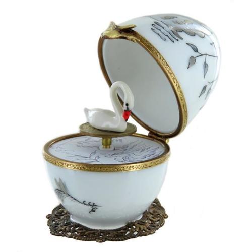 Le Lac Des Cygnes - Boîte À Musique En Forme D'oeuf - Oeuf Musical En Porcelaine De Limoges De Style Fabergé Avec Cygne Animé.