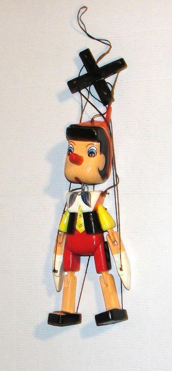 Marionnettes Pinocchio en bois en vente à l'extérieur de la