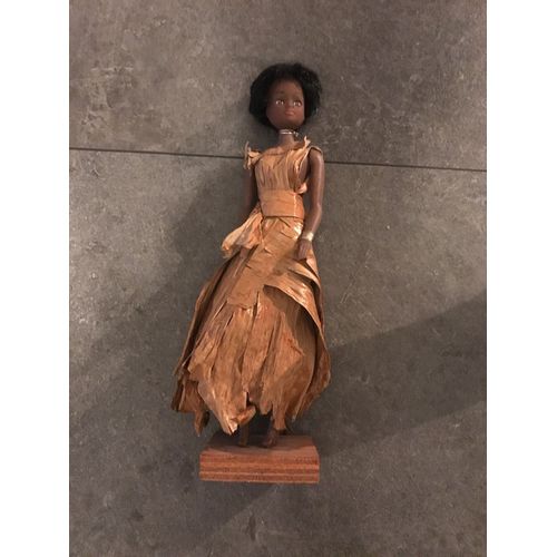 Ancienne Poupée Mannequin Noir Habillée En Feuilles