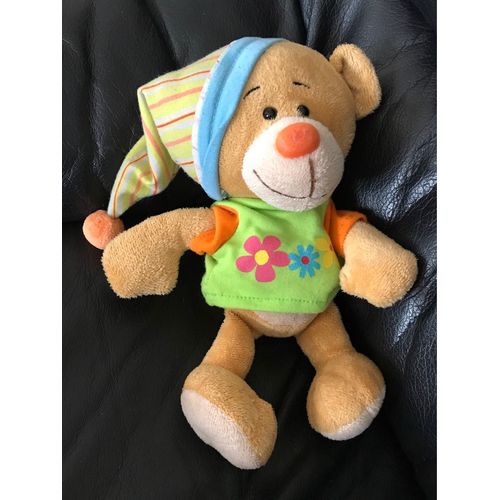 Peluche Doudou Ours Marron Bonnet Rayé Vert Rouge Bleu T-Shirt Vert Fleurs Marguerite Rouge Et Jaune 25cm Play By Play