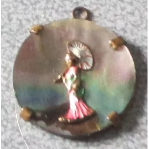 Médaillon Vintage Rond Avec En Relief Sur Un Fond Irisé Très Brillant Un Personnage Asiatique Avec Une Ombrelle-Envers Style Coquillage Nacré-Cerclage Métallique Avec Anneau-Diamètre 3.5cm