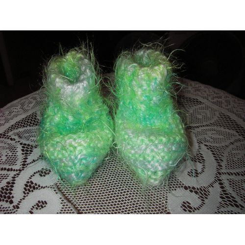 Chaussons Tricotés Mains Pour Bébé En Laine Mohair, En Forme De Bottes , Coloris Nuancés De Verts Clairs Agrémentés De Fils Argentés, Longueur Pied 11 Cm, Hauteur Talon, Cheville 9,5 Cm