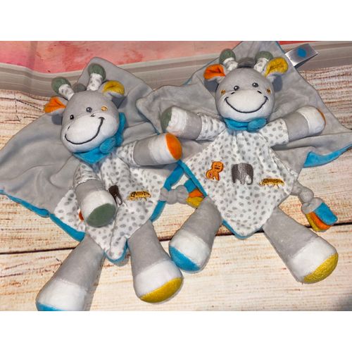 Doudou Girafe Tex Baby Blanc Bleu Turquoise Gris Plat Animaux Savane Brodes Lot De Deux Doudous Jouets Enfants Bebe Naissance Carrefour