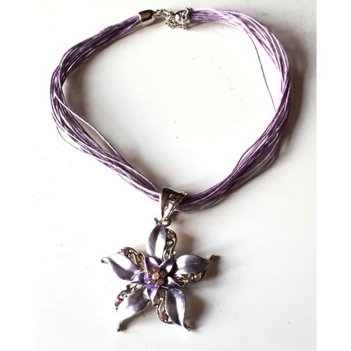 Collier De 12 Brins De Fil Violets Avec Un Pendentif Coulissant D'une Fleur Métallique Argent Avec Coeur En Petites Pierres-Longueur 40 Cm + Chainette De Réglage 8cm-Fleur 8cm Avec La Bélière