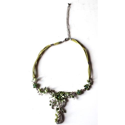 Collier Fantaisie Composé De 4 Cordons Vert Clair Et D'éléments De Métal Argenté Montés En Pendentif À Motif Floral Et Colorés En Vert Turquoise-Longueur 38cm+Chainette De Réglage De 8cm