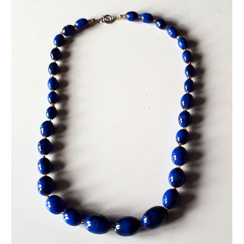 Collier Formé DUn Ensemble De Perles Allongées De Taille Croissante Bleues Veinées De Noir Et Séparées Par De Minuscules Perles Dorées-Très Léger Et Brillant- Longueur 43cm-Ancien Et Jamais Porté