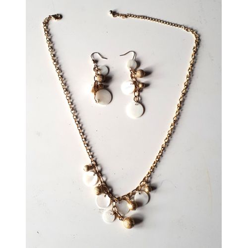 Parure Fantaisie D'un Collier Et Pendants Pour Oreilles Percées Assortis Formés D'une Chaîne Dorée Grandes Mailles Avec Accrochés Des Boules Dorées Brillantes Et Des Petits Disques Blancs