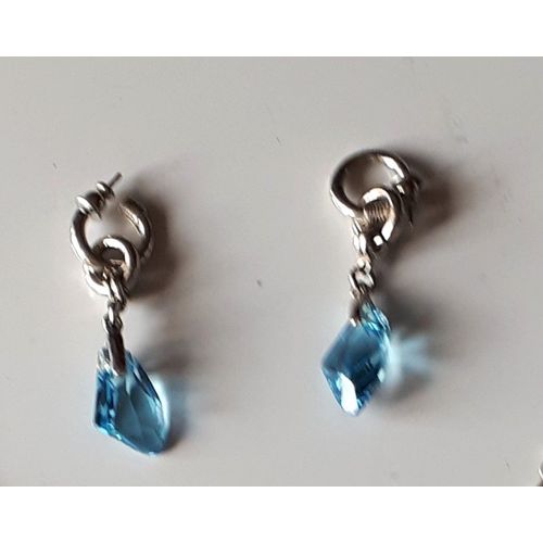 Pendants D'oreilles Formés D'un Anneau Argenté Sur Lequel Coulisse Un Pendentif D'anneaux Argentés Avec En Bout Une Pierre Bleue Claire Translucide Taillée En Facettes-Bijou Fantaisie Gontié Paris