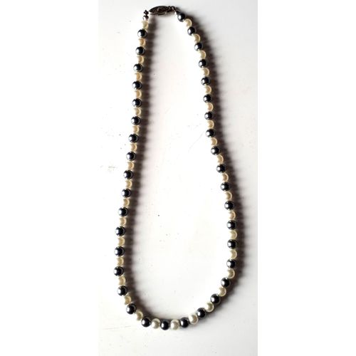 Collier Vintage Fantaisie Formé De Petites Perles Grises Et Blanches Très Brillantes-Fermoir De Sécurité Avec Lettre D Au Dos-Longueur Environ 42cm-Jamais Porté