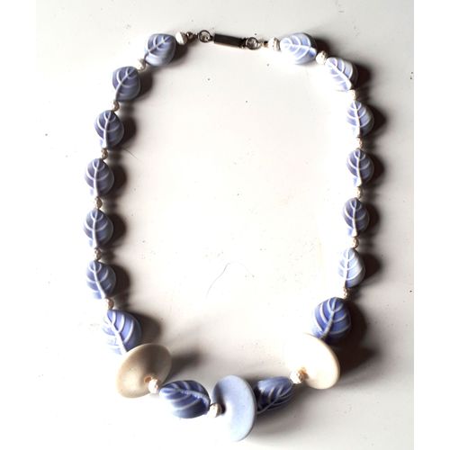 Collier Vintage Fantaisie Très Léger Formé D'éléments Petites Feuilles, De Rondelles Et De Petites Boules-Tons Blanc Et Bleu Clair Tirant Sur Le Mauve-Longueur 44cm-Ancien Et Jamais Porté