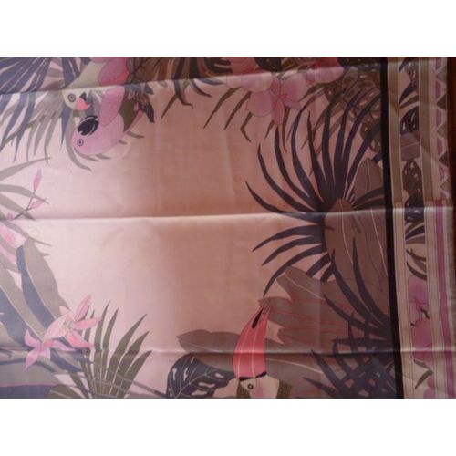 Carré Signé Nini Ferrucci Rose Et Gris Motif Perroquets (Parrots).