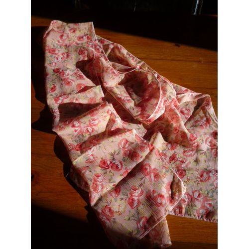 Foulard En Acrylique Rose Avec Semis De Roses.