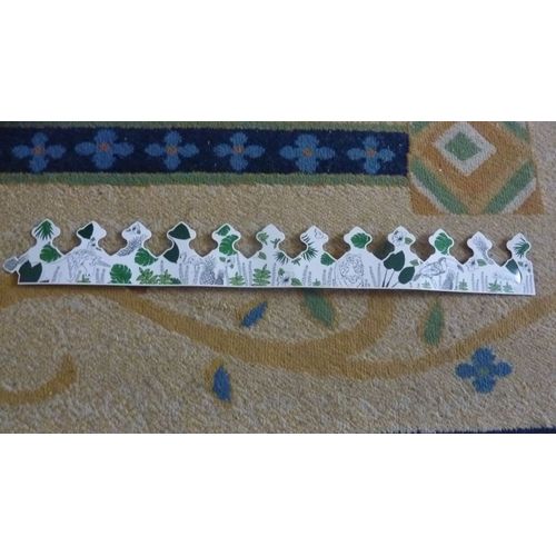 Très Belle Couronne Des Rois Aux Motifs Animaux Et Fruits : Caméleon, Toucan, Tigre, Flammand Rose, Licorne, Ananas