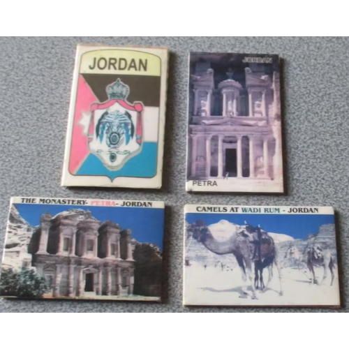 Quatre magnets de Jordanie-Trésor à Petra + Monastère à Petra + Chameaux au désert du Wadi Rum + Armoiries du royaume-8x5cm-fabrication artisanale faiblement aimantée à caler entre d'autres magnets
