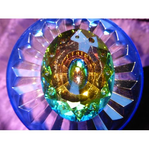 Pendentif Ovale En Cristal Strass À Facettes Avec Reflets Bleus, Violets, Jaunes, Roses, Verts - Le Dos Est Argenté. 4.9 Cm. Lot 2487