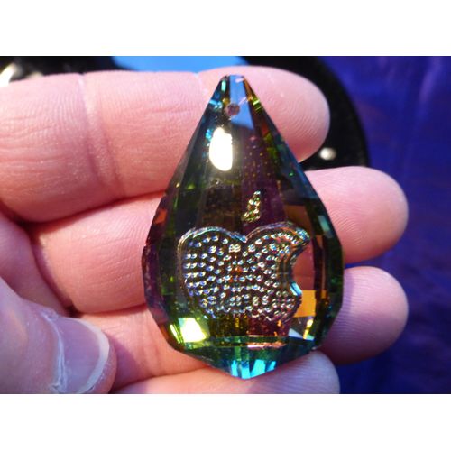 Pendentif Larme En Cristal Strass À Facettes Avec Reflets Bleus, Violets, Jaunes, Roses, Verts - Motif Apple Au Milieu. Le Dos Est Argenté. 4.8 Cm. Lot 2491