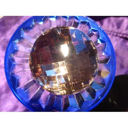 Pendentif Rond En Cristal Strass À Facettes Avec Reflets Argentés - Le Dos Est Argenté Et À Facettes. 4.5 Cm. Lot 2499
