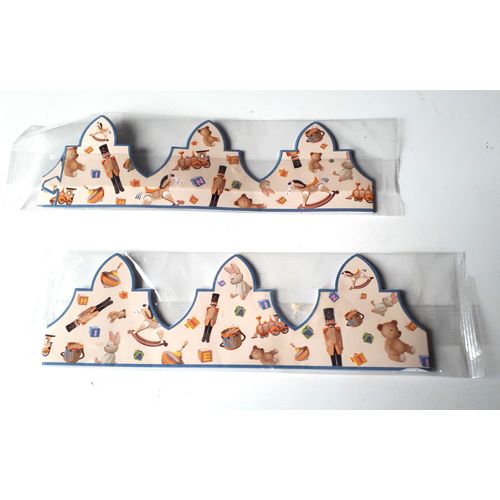 Deux Couronnes De Galette Des Rois Collection Jouets Vintage Auchan - Sous Cellophane - 1 Pour Le Roi Et 1 Pour La Reine