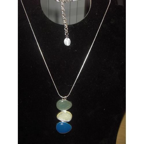 Collier Galet Skalli ,3 Galets En Résine De Couleur Bleu D'azur ,Blanc De Gemme Et Bleu D'océan Aux Reflets Irisés Posés Sur Du Métal Argenté ,Chaine Ajustable ,Fermoir Mousqueton.