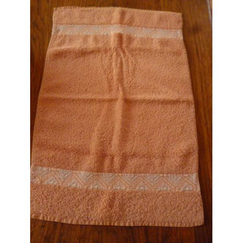 Serviette D'invité Beige,Une Lisière Beige Et Vert .