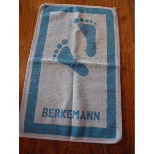 Serviette Bleue Avec Dessins De 2 Pieds.