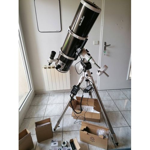 Monture équatoriale avec système GoTo et trépied de la marque Skywatcher L'ensemble a été utilisé une seule fois et a été acheté il y a un an Vendu avec manuel d'utilisation du système GoTo
