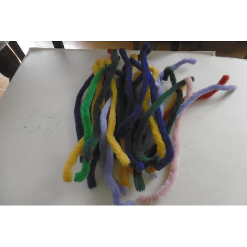 Paquet De 28 Chenilles Cure Pipes 18mm Longueur 30cm Couleurs Assorties P.W.I. 4501110