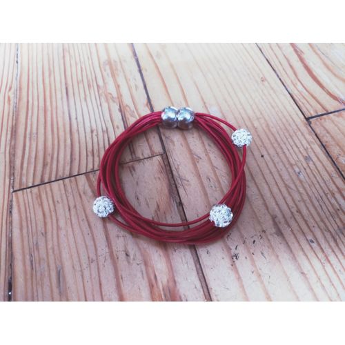 Bracelet En Cordons Rouges Avec Perles Blanches À Facettes Brillantes