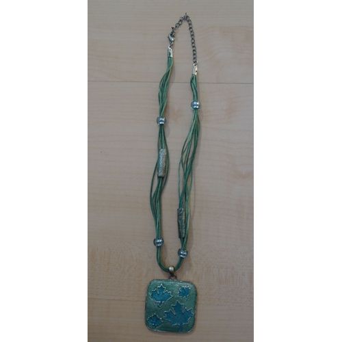 Collier Bleu - Pendentif Carré Avec Feuille D'érable