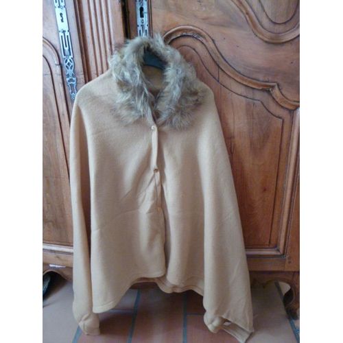 Cape En Polaire Beige,Un Col En Fausse Fourrure.