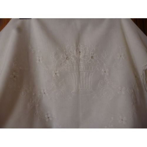Paire De Voilages Blancs Festonnés Sur Les Côtésbroderie D'un Panier À Fleurs Dans Le Bas.1,80 X 0,70