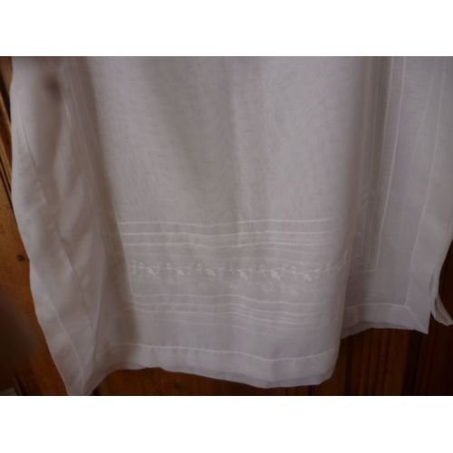 Paire De Voilages Blancs Avec Lignes De Jours Brodés Un Décor De Fleurs Dans Le Bas.1,80 X 0,70