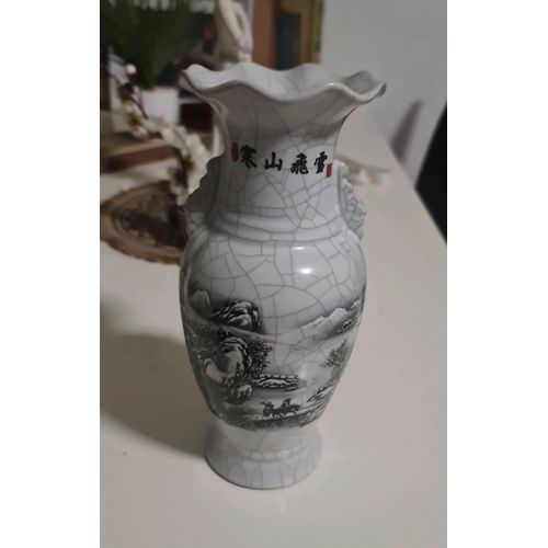 Vase chinois joliment décoré. Vase en porcelaine chinoise à décor en noir/blanc d'un paysage hivernal sur fond gris clair craquelé. Marqué sur le col du vase. Dimensions : hauteur, diamètre 20,5 cm,