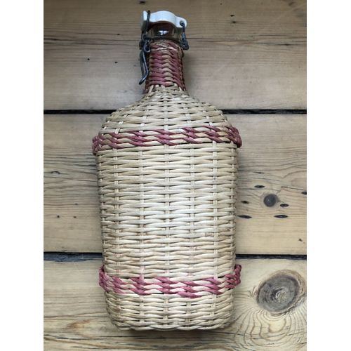 Bouteille Ancienne De Pèlerinage Eau De Lourdes - En Osier & Verre