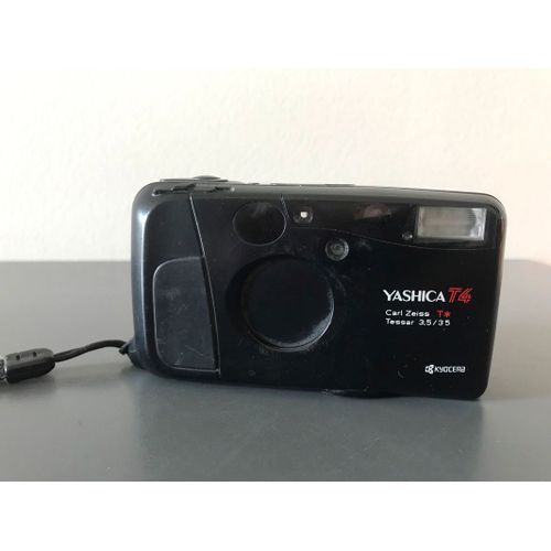 Appareil photo yashica T4 noir en fonctionnement