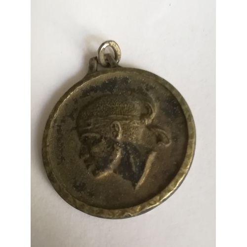 Médaille En Métal Blanc En Forme De Tête De Maure Avec Un Bandeau (Style Corse)