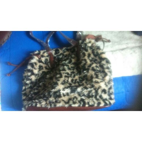 Sac femme hiver neuf, pas servi. Matière synthétique, doublure polyamide, dessus fausse fourrure. 2 poches intérieures.