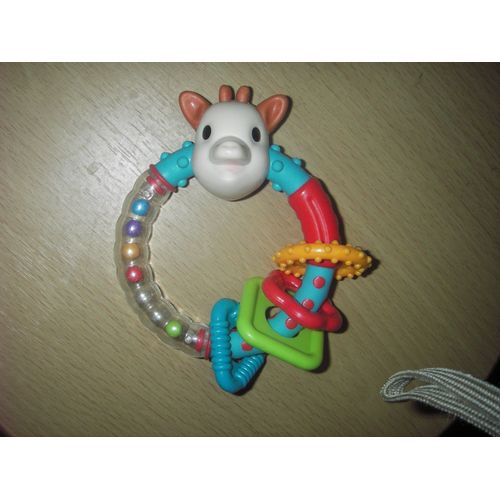 Hochet Rond Tête De Giraffe Vulli, 4 Anneaux De Différentes Formes Et Couleurs Accrochés Au Hochet, Un Tube En Plastique Transparent Garni De 5 Perles, Une Partie En Caoutchouc, Une En Plastique.