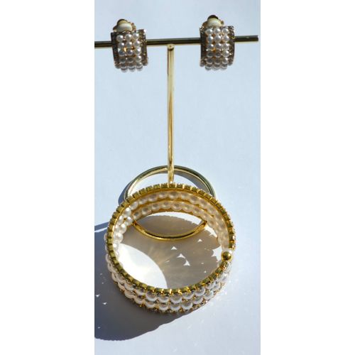 Ensemble Bracelet De Perles Blanches Sur Base Dorée Et Ses Boucles D'oreilles, Le Tout Assortis