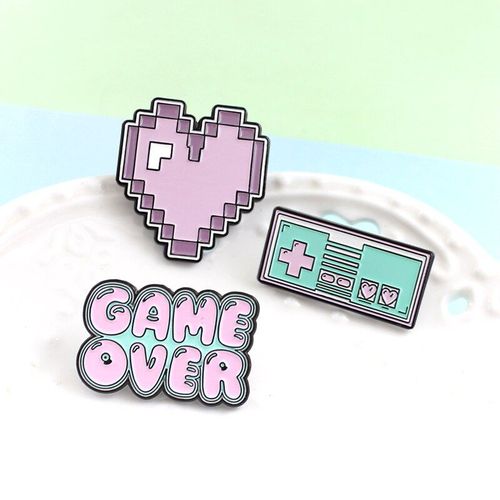 Dessin Animé Rose Violet Amour Coeur Pixel Jeu Sur Slogan Broches Badge Sac À La Mode Épinglettes Pour Enfants Bijoux Accessoires