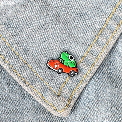 Animal De Bande Dessinée Grenouille Verte Conduite Broche De Voiture Rouge Émail Mignon Drôle Pour Enfants Sac À Dos T-Shirt Épingles Badge Personnalité Bijoux