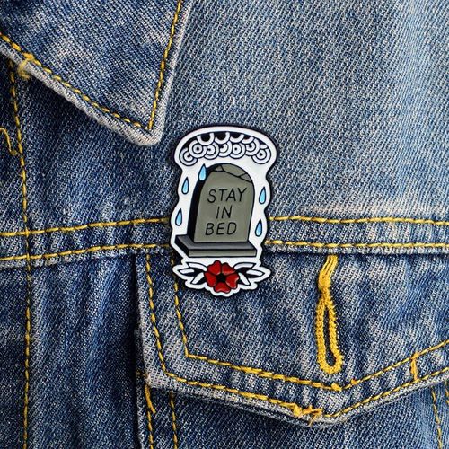 Épingle «Rester Au Lit», Épingle Punk, Pierre Tombale, Stele De Pluie, Broche Sculptée, Ornements D'halloween, Badge De Sac À Dos
