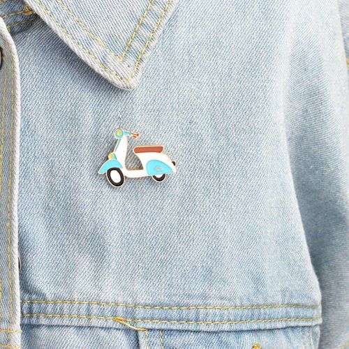 Dessin Animé Mignon Batterie Voiture Broche Moto Icône Émail Bleu Moto Jean Veste Sac À Dos Garçon Fille Mode Bijoux Cadeau