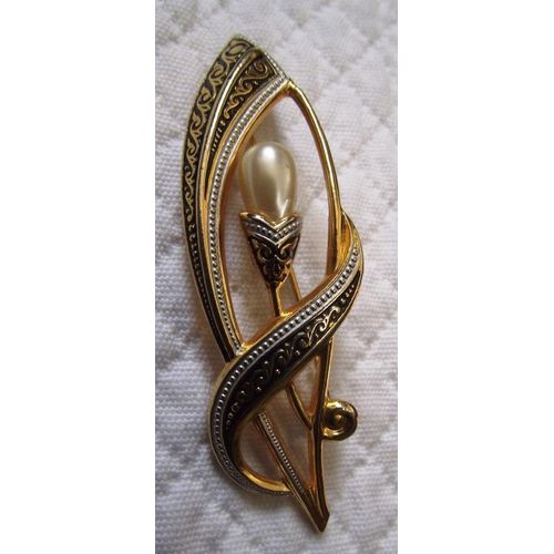 Broche Fantaisie Métal Doré Et Frise Ciselé Et Perle Blanche Forme Allongée . Dimensions Longueur 6,5 Cm Largeur 2cm