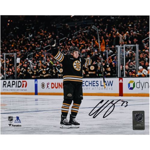 Charlie Mcavoy Boston Bruins Dédicacé 8 "X 10" Noir Maillot De Célébration Du 100e Anniversaire Célébrant La Photographie