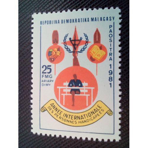 Timbre Madagascar Yt 648 Étudiant Au Bureau 1981 ( 0040305 )