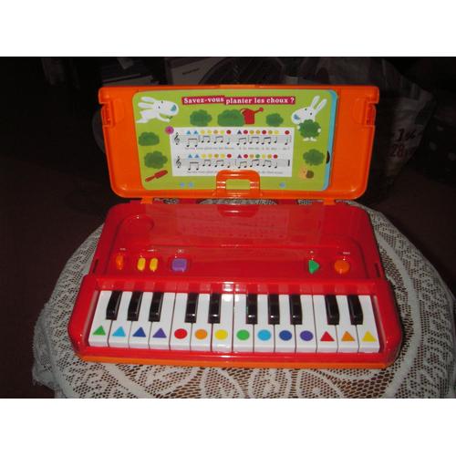 Piano Enfant " Japprends La Musique ",Marque Nathan. Un Jeu Autocorrectif Pour S¿Initier À La Musique En Jouant 12 Airs Connus. L¿Enfant Insère La Partition Dans Son Support Et Joue Le Morceau.