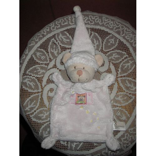 Doudou Nounours Au Bonnet De Nuit, En Pyjama De Marque Nicotoy, Coloris Rose, Marron Clair, Blanc, Décors Multicolores, Yeux, Museau, Bouche Brodés, Pyjama Doublé,Écusson Cousu, Étoiles Brodés.